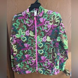 Fabletics Oversized Flyweight Windbreaker in Bright multicolor print, Large
